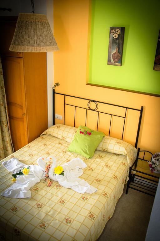 Hostal Malia Conil De La Frontera Extérieur photo