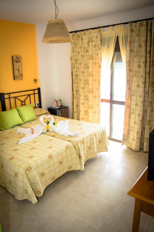 Hostal Malia Conil De La Frontera Extérieur photo