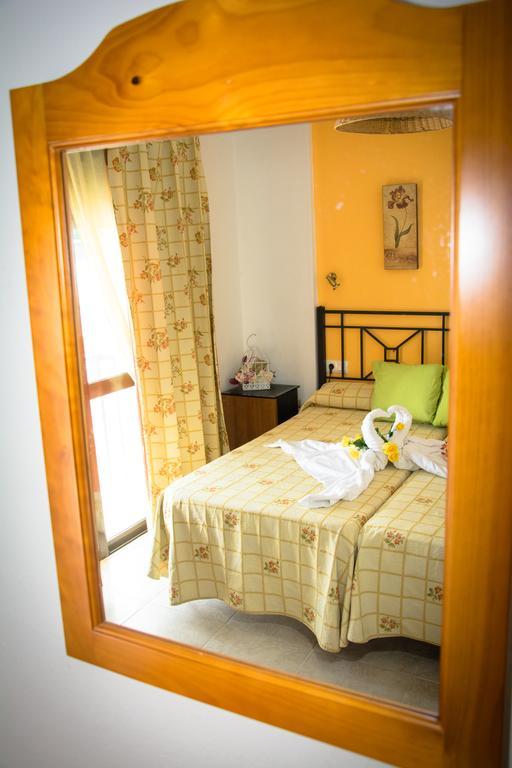 Hostal Malia Conil De La Frontera Extérieur photo